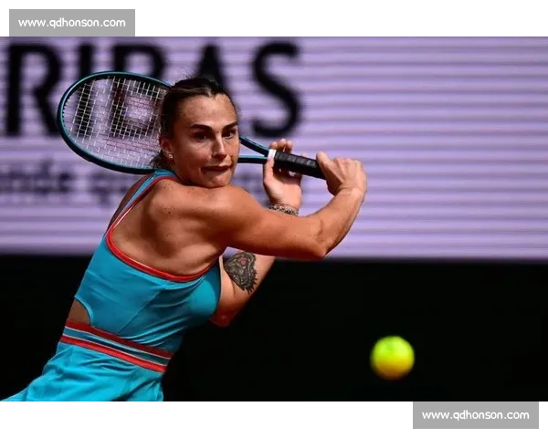 郑钦文晒温网装备：紫色战袍 + 定制战拍，草地战术升级剑指突破